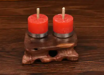 传统红烛制作工艺中的蜡烛芯通常是哪种材料?